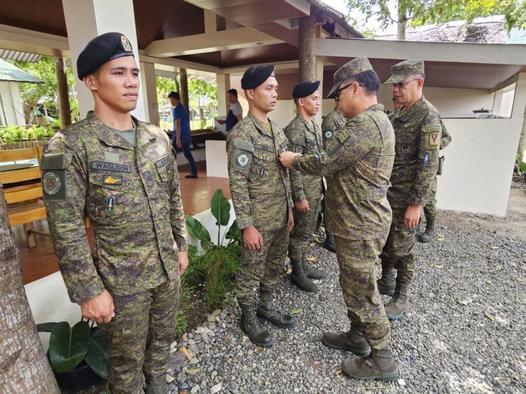 4ID Commander pins medals to Special Recon troops for recent accomplishments against CTG in Surigao del Sur
