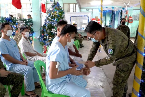 4ID Commander Awards Battle-Wounded Troops, Leads Gift-Giving Activity